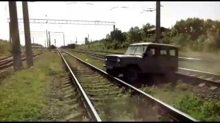 Столкновение уазика с поездом .Жесть!