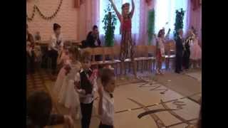 Танец с цветами детей младшей группы.