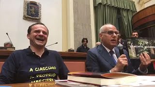 "Non voglio sembrare gay": bufera a Messina per la battuta del candidato sindaco di centrodestra