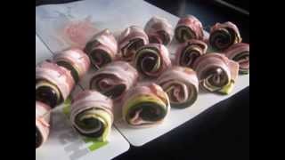 Involtini di verdure grigliate avvolte con il bacon.