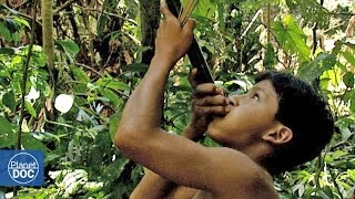 Tribu cazando en la selva del amazonas
