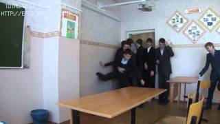 Стенка на стенку!!!Не выпустим на урок!!смешные вы.