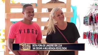 Mulheres ficam só de lingerie em loja, mas produto parece não agradar as clientes