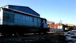 Тепловозы ТГМ6Д-307 и ТГМ6А-1471 с грузовым составом