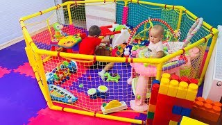 Играемся и веселимся в детском развлекательном центре! Игровая комната для малышей!