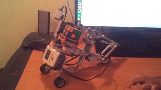 Робот лего собирает кубик рубик lego mindstorms
