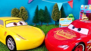 ? CARS ? Rayo McQueen y Cruz pasean juntos | Videos de juguetes en español