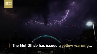 в воскресенье около 20 000 ударов молнии обрушилось на Великобританию во время мощной ночной грозы