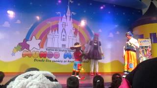 PAYASOS BALIN Y PERLITA CON LOS POLLITOS
