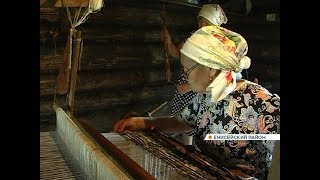 В селе Енисейского района мастерица ткёт дорожки на уникальном старинном станке