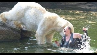 БЕЛЫЙ МЕДВЕДЬ НАПАЛ НА ЧЕЛОВЕКА!