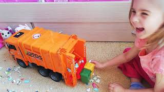 Мусоровоз. Игрушка. Полина играет в мусорную машину. Видео для детей