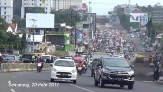 Suasana Jalan Jatingaleh, Kota Semarang saat jam kerja