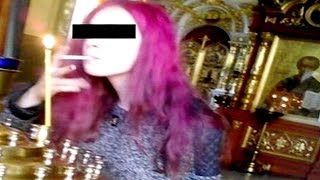 Прикурила сигарету от свечи в православном храме