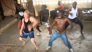 Orange Dance Battle-astronaute