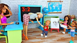 СОРЕВНОВАНИЯ В ШКОЛЕ Барби между классами . Игры в куклы Barbie - Школьный кабинет