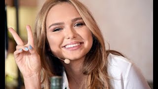 «Платье мамино?»: фанаты высмеяли наряд оконфузившейся Стефании Маликовой