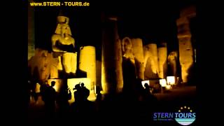 Der Säulenhof mit Abu al Haggag Moschee im Karnak Tempel in Luxor (Ägypten)