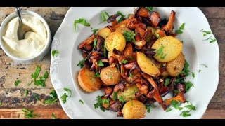 Готовим грибы с помидором,чесноком и луком.