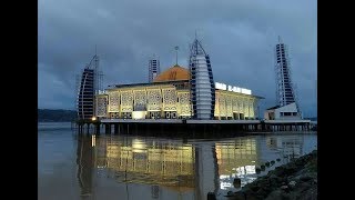 Jalan - Jalan di Masjid Terapung di Tengah Teluk Kendari