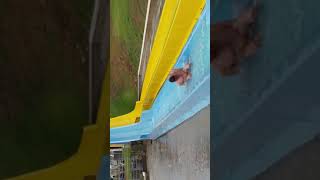 Спуск с самой высокой горки аквапарка Геленджик
