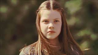 Lucy Pevensie and Robin De Noir (One Direction - What Makes You Beautiful)