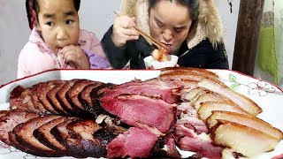 苗大姐陪你过大年，腊肉血豆腐一口一个，香到停不下嘴，过瘾！【苗阿朵美食】