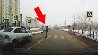 Пешеход попытался пнуть автомобиль