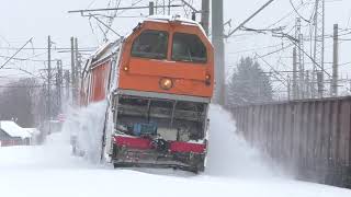 СМ5-803 (ВНИИЖТ) производит очистку ж/д путей на кольце в Щербинке.