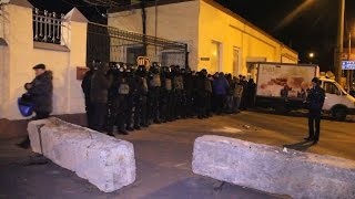 Поліція та "тітушки" біля Житомирської кондитерської фабрики - Житомир.info