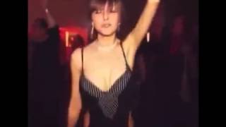 Хорошо танцуетв клубе/ девушка показывает свои прелести