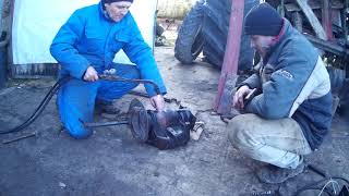 Снимаем гильзу  переднего моста  мтз 82