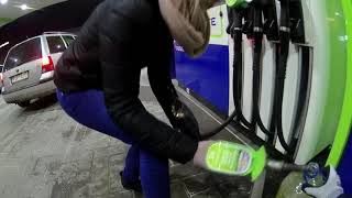 Policisti palīdz nelaimē nonākušai autovadītājai