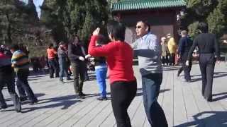 Beijing. Temple of Heaven Park / Пекин. Танцы китайских пенсионеров в парке. Март 2013 года