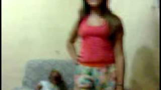 BONECA SE MEXE SOZINHA NO SOFÁ