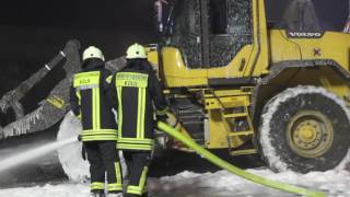 [GROßBRAND in einer Recycling Anlage] Kölner Feuerwehr mit einem "GORßAUFGEBOT"  vor Ort