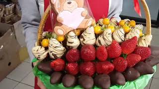 Фруктовый букет в корзинке с имбирным пряником -Fruitm