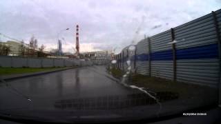 Въезд в Квартал, охранник прыгнул на капот! Смело)