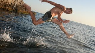 ЧЕЛОВЕК БЕЖИТ ПО ВОДЕ, НЕВЕРОЯТНАЯ СПОСОБНОСТЬ.САМЫЕ НЕВЕРОЯТНЫЕ ВОЗМОЖНОСТИ ЧЕЛОВЕКА.
