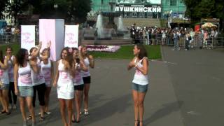 Разрывание майки на акции "Порву за Путина" в Москве