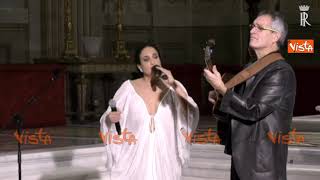 Noa canta "La vita è bella" al concerto di Natale del Quirinale