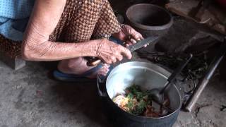 อาหารพื้นบ้านอีสาน หมกหม้อ หรือ หมกปลาใส่หม้อ ฝีมือ ยายผัน สิงห์พันธ์ ปี 56