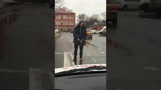 Дикий мужик на дороге шокировал автолюбителя своей выходкой!
