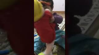 Chủ tịch Nai lúc nhỏ xi tè cho búp bê