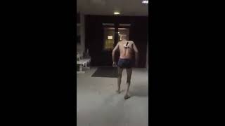 С ножом в спине, пошел покурить