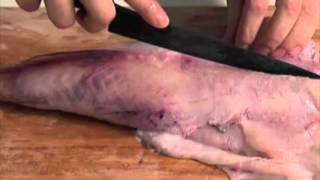 Désarêter une lotte - Les Gestes de Cuisine