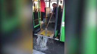 Вода затекает в автобусы