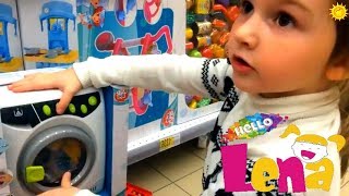 Лена в магазине игрушек.Часть 2.Выбираем покупку. Играем вместе.Lena in toy store.We play together.