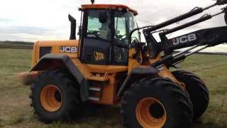 Фронтальный погрузчик JCB с вилами