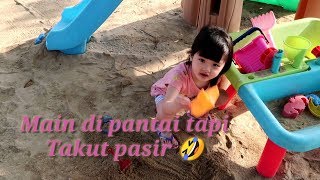 Bermain di pantai, tapi takut pasir / Fun day at the beach and playing in the sand